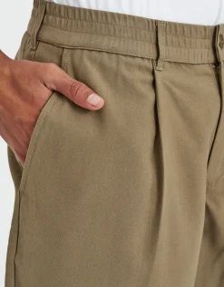 Baggy Fit Pleated Shorts in Khaki
