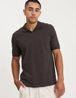 Pique Johnny Collar Short Sleeve Polo in Chocolate