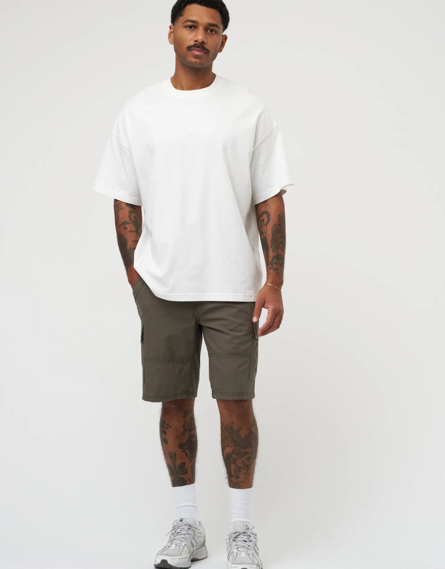 Plain Regular Fit Cargo Shorts in Green