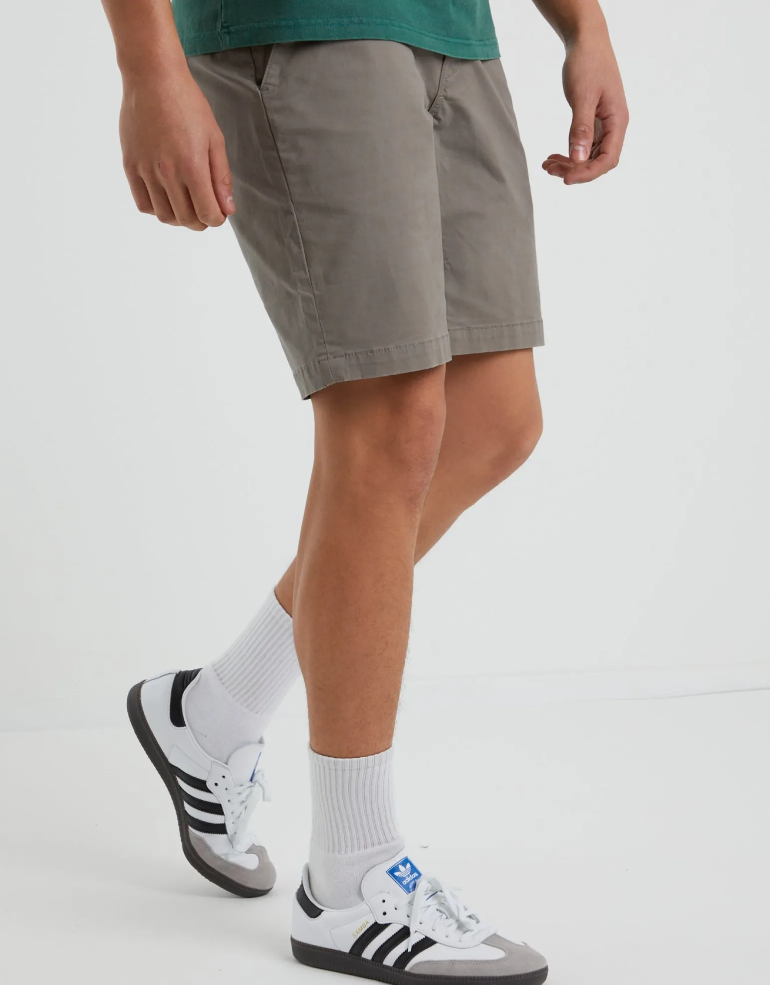 Stretch Chino Slim Fit Shorts in Sand