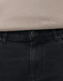 Taper Fit Jeans in Solid Black