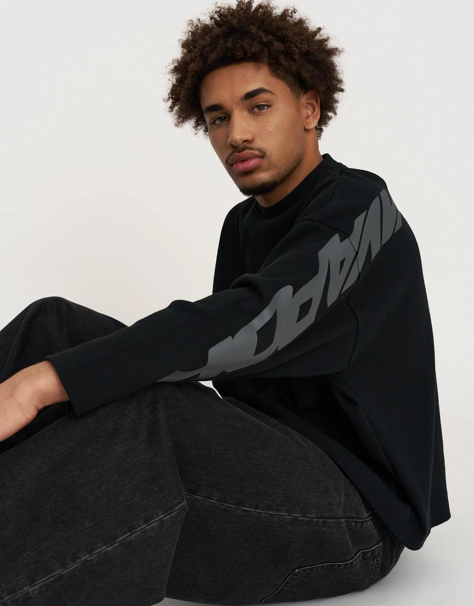 Vapor Textured Long Sleeve T Shirt in Black